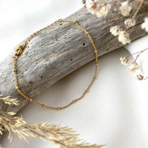 Handmade and dainty jewelry made in Montreal by Piper & Pearl Jewelry. Feminine, modern and delicate, perfect for a gift for her. Collections of costume, vermeil and fine jewelry. Delicate gold satellite chain bracelet.