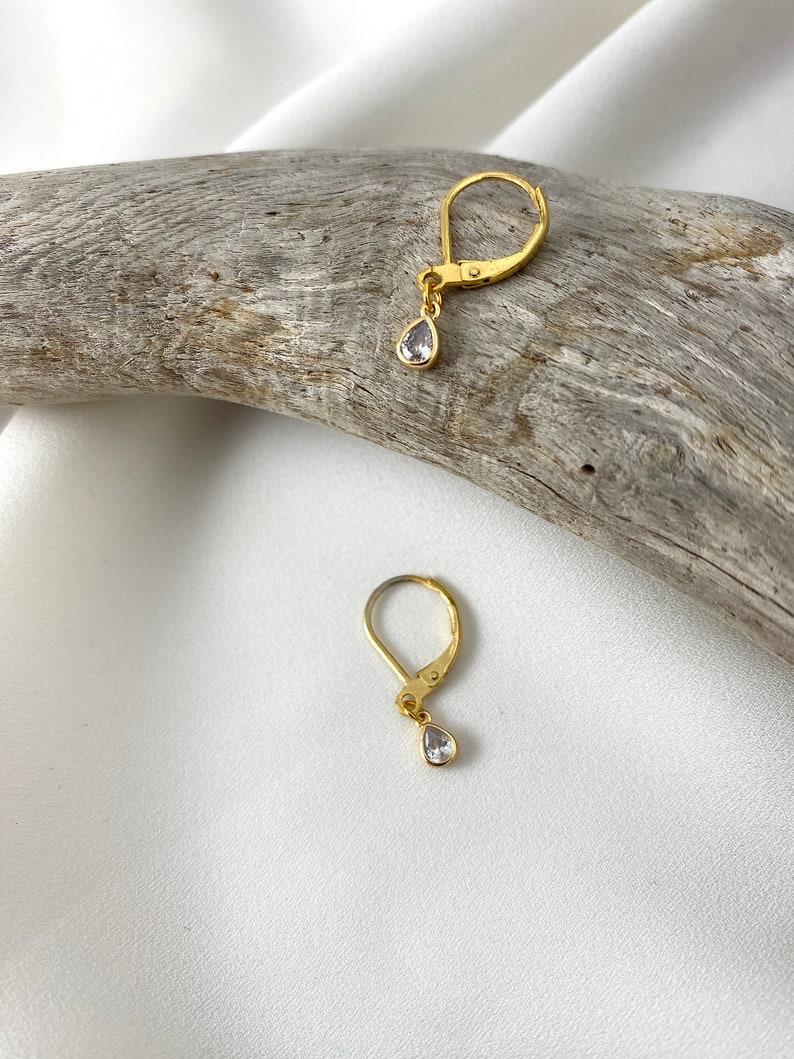 Handmade and dainty jewelry made in Montreal by Piper & Pearl Jewelry. Feminine, modern and delicate, perfect for a gift for her. Collections of costume, vermeil and fine jewelry. Dainty gold dangle drop earrings with delicate zirconia.