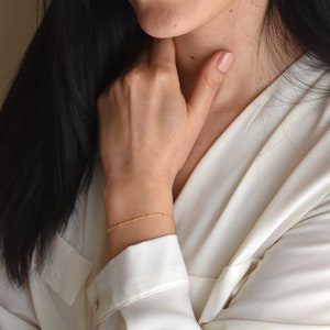 Handmade and dainty jewelry made in Montreal by Piper & Pearl Jewelry. Feminine, modern and delicate, perfect for a gift for her. Collections of costume, vermeil and fine jewelry. Delicate gold satellite chain bracelet.