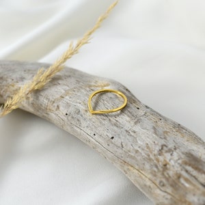 Handmade and dainty jewelry made in Montreal by Piper & Pearl Jewelry. Feminine, modern and delicate, perfect for a gift for her. Collections of costume, vermeil and fine jewelry. Delicate vermeil gold chevron wishbone ring.