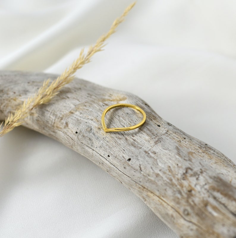 Handmade and dainty jewelry made in Montreal by Piper & Pearl Jewelry. Feminine, modern and delicate, perfect for a gift for her. Collections of costume, vermeil and fine jewelry. Delicate vermeil gold chevron wishbone ring.