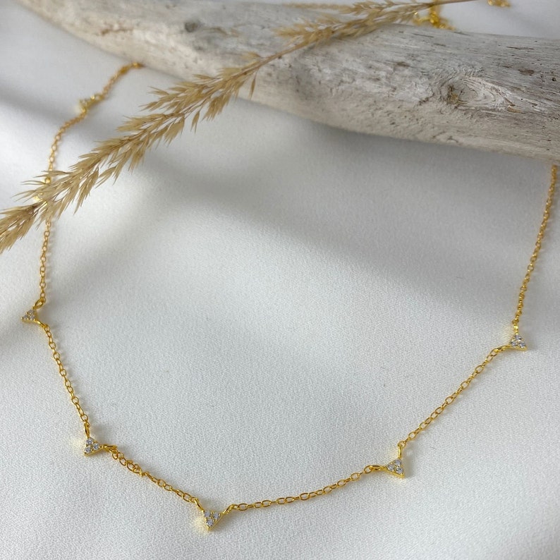 Handmade and dainty jewelry made in Montreal by Piper & Pearl Jewelry. Feminine, modern and delicate, perfect for a gift for her. Collections of costume, vermeil and fine jewelry. Geometric triangle gold necklace with cubic zirconia stones.