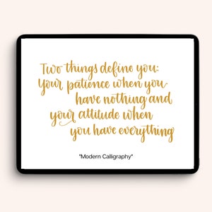 Op de afbeelding: Een witte achtergrond met een gouden quote die luidt: "Twee dingen defini&euml;ren je: Je geduld wanneer je niets hebt en je houding wanneer je alles hebt." De quote is geschreven in een moderne kalligrafie stijl en de tekst "Moderne kalligrafie" staat onder de quote.