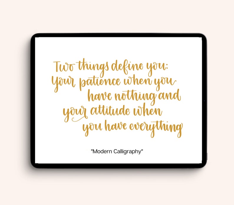 Op de afbeelding: Een witte achtergrond met een gouden quote die luidt: "Twee dingen defini&euml;ren je: Je geduld wanneer je niets hebt en je houding wanneer je alles hebt." De quote is geschreven in een moderne kalligrafie stijl en de tekst "Moderne kalligrafie" staat onder de quote.