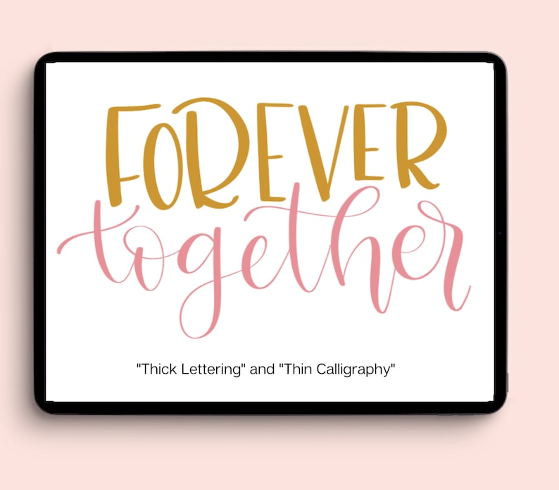 Op de afbeelding: Een digitale illustratie van de zin "FOREVER together" in gouden en roze letters. Het woord "FOREVER" staat in dikke gouden letters en het woord "together" staat in dunne roze cursieve letters. De tekst "Thick Lettering" en "Thin Calligraphy" staat onder de zin.