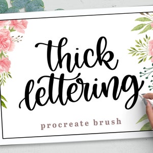 Op de afbeelding: Een digitale illustratie van de woorden "thick lettering" in een zwart cursief lettertype op een witte achtergrond. De woorden worden weergegeven op een tabletscherm met een bloemmotief aan de linker- en rechterkant van het scherm. De tekst "procreate brush" wordt weergegeven onder de woorden "thick lettering".