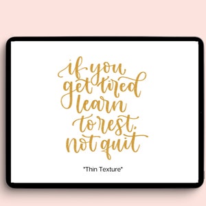 Op de afbeelding: Een digitaal tabletscherm waarop een handgeschreven citaat in goudkleur staat dat luidt "if you get tired learn to rest, not quit". Het citaat wordt gevolgd door de tekst "Thin Texture" in een kleiner lettertype.