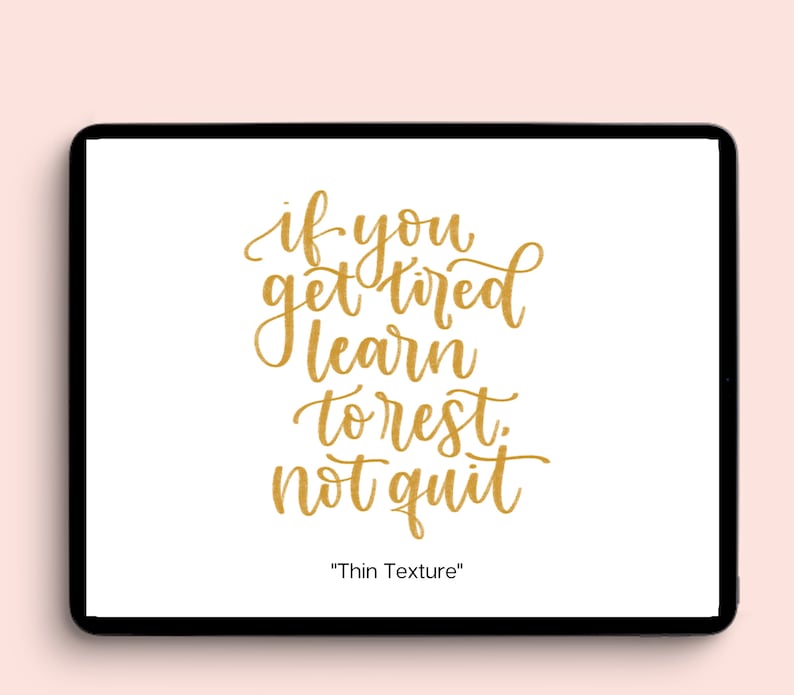 Op de afbeelding: Een digitaal tabletscherm waarop een handgeschreven citaat in goudkleur staat dat luidt "if you get tired learn to rest, not quit". Het citaat wordt gevolgd door de tekst "Thin Texture" in een kleiner lettertype.