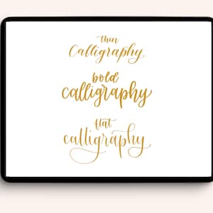 Op de afbeelding: Een digitaal tabletscherm toont drie voorbeelden van kalligrafie in gouden letters. De woorden "thin calligraphy", "bold calligraphy" en "flat calligraphy" worden weergegeven.