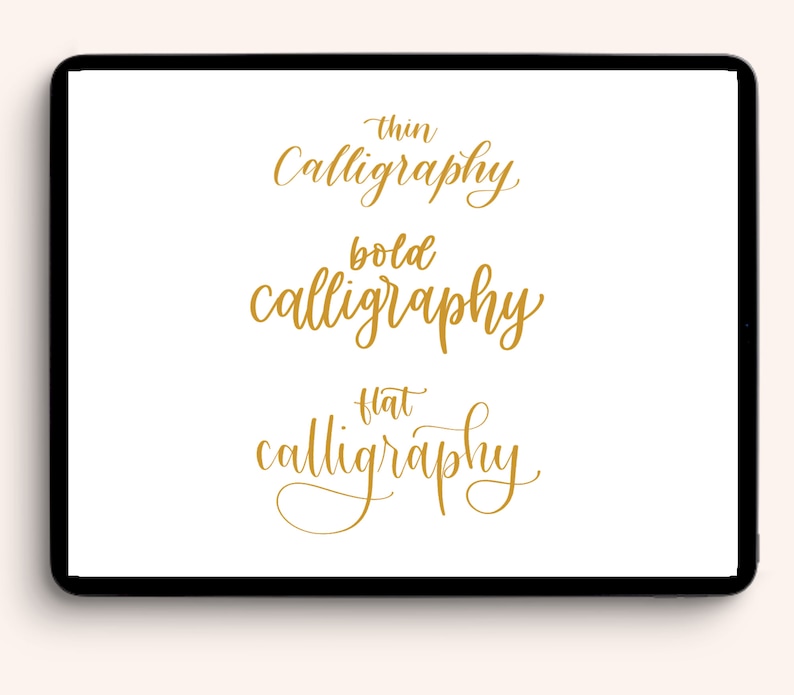 Op de afbeelding: Een digitaal tabletscherm toont drie voorbeelden van kalligrafie in gouden letters. De woorden "thin calligraphy", "bold calligraphy" en "flat calligraphy" worden weergegeven.