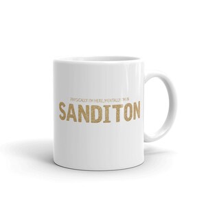 Físicamente estoy aquí mentalmente estoy en Sanditon Taza