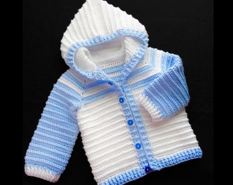 Könnte beinhalten: Handgehäkelter Kapuzenpullover in Weiß und Hellblau. Der Pullover hat ein gestreiftes Muster, eine Kapuze, lange Ärmel und blaue Knöpfe. Das Kleidungsstück ist für ein Baby oder Kleinkind konzipiert.