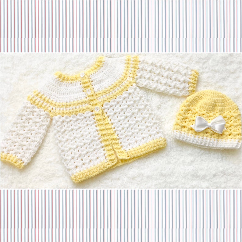 Puede incluir: Un c&aacute;rdigan de beb&eacute; blanco tejido a crochet con ribetes amarillos y un gorro a juego tejido a crochet amarillo con un lazo blanco.