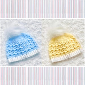 Puede incluir: Dos gorros de beb&eacute; de ganchillo con pompones blancos. Un gorro es azul claro y el otro es amarillo.