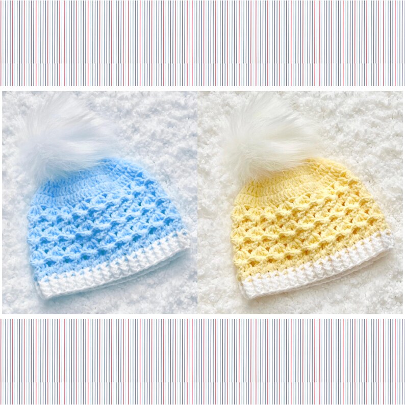 Puede incluir: Dos gorros de beb&eacute; de ganchillo con pompones blancos. Un gorro es azul claro y el otro es amarillo.