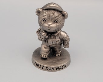 Vintage 1983 Avon Fine Pewter Adorable 2" Teddy Bear School Figurilla "First Day Back" Benjamin J. Bearington, primero en la serie