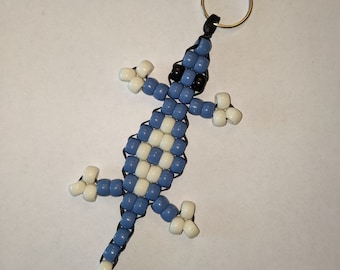 Lagarto con cuentas de azul y crema