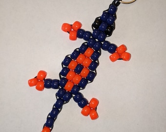Lagarto con cuentas azul y naranja