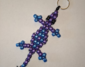 Lagarto con perlas púrpura y azul