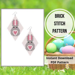 Peut inclure: Deux boucles d'oreilles en forme de losange avec un motif de lapin gris et un cœur rose, réalisées avec un point de brique. L'image comprend également un panier d'œufs de Pâques et le texte "Brick Stitch Pattern" et "Instant Download PDF Pattern."