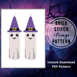 Puede incluir: Un patrón PDF imprimible para hacer un par de pendientes en forma de fantasma con sombreros de bruja morados. El patrón utiliza las técnicas de punto de ladrillo y flecos. El texto "BRICK STITCH + Fringe PATTERN" está en un círculo en el lado derecho de la imagen. El texto "Instant Download PDF Pattern" está en la parte inferior de la imagen.