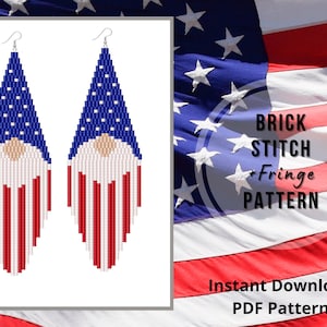 Puede incluir: Un patrón digital para pendientes de cuentas de punto de ladrillo con un gnomo con un diseño de bandera estadounidense. El patrón incluye instrucciones para flecos.  "BRICK STITCH + FRINGE PATTERN" y "Instant Download PDF Pattern" están escritos en la imagen.