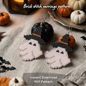 Op de afbeelding: Een paar kralenoorbellen in de vorm van een geest met een zwarte heksenhoed met een oranje band, ontworpen met een baksteensteekpatroon. De tekst "Brick stitch earrings pattern" en "Instant Download PDF Pattern" is zichtbaar.