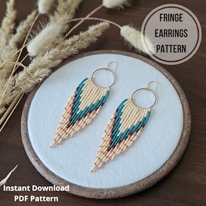 Könnte beinhalten: Ein Paar handgefertigte Fransenohrringe mit cremefarbenen, türkisfarbenen und kupferfarbenen Perlen. Die Ohrringe haben goldfarbene Reifen und werden auf einer weißen Oberfläche präsentiert. Der Text lautet: "FRINGE EARRINGS PATTERN" und "Instant Download PDF Pattern."