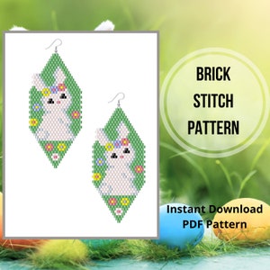 Può includere: Un paio di orecchini in perline verdi e bianche con un design a forma di coniglio. Gli orecchini sono realizzati con la tecnica del punto a mattoni. L'immagine include il testo "BRICK STITCH PATTERN" e "Instant Download PDF Pattern".