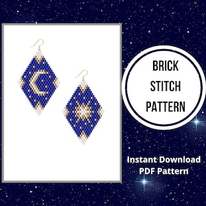 Op de afbeelding: Een paar blauwe en witte kralen oorbellen met een gouden halve maan en ster ontwerp. De oorbellen zijn gemaakt met behulp van de baksteen steek techniek. De afbeelding bevat de tekst "BRICK STITCH PATTERN" en "Instant Download PDF Pattern".