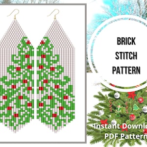 Op de afbeelding: Handgemaakte oorbellen met een kerstboomontwerp. De oorbellen zijn gemaakt met een baksteekpatroon, met groene en witte kralen met rode accenten. Gouden haken maken het ontwerp compleet. De afbeelding bevat ook de tekst "BRICK STITCH PATTERN".