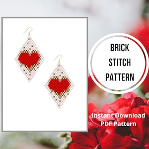 Peut inclure: Une paire de boucles d'oreilles en perles blanches et dorées avec un motif de cœur rouge. Les boucles d'oreilles sont réalisées à l'aide d'un point de brique. L'image comprend le texte "BRICK STITCH PATTERN" et "Instant Download PDF Pattern".