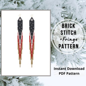 Puede incluir: Un par de pendientes largos de cuentas con un diseño patriótico. Los pendientes presentan un patrón de puntada de ladrillo en rojo, blanco, azul y dorado, con flecos en la parte inferior. También se ve el texto "BRICK STITCH + Fringe PATTERN".