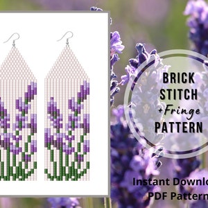 Pode incluir: Dois brincos de contas com um desenho de flores de lavanda. Os brincos são retangulares com um fundo rosa claro e apresentam raminhos de lavanda roxos e verdes. Os brincos são feitos com um padrão de ponto de tijolo. A imagem também inclui o texto "BRICK STITCH + Fringe PATTERN".