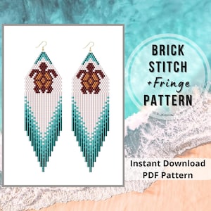 Może przedstawiać: Para kolczyków z koralików z motywem żółwia. Kolczyki są białe, turkusowe i brązowe, z frędzlami na dole. Widoczny jest również tekst "BRICK STITCH + FRINGE PATTERN" i "Instant Download PDF Pattern".
