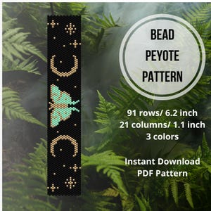Könnte beinhalten: Ein Perlenmuster für ein Armband mit einer grünen Motte, Mondsicheln und Sternen auf schwarzem Hintergrund. Das Muster ist 6,2 Zoll lang und 1,1 Zoll breit und verwendet 3 Farben. Der Text "BEAD PEYOTE PATTERN" befindet sich in einem weißen Kreis auf schwarzem Hintergrund. Der Text "91 rows/6.2 inch 21 columns/ 1.1 inch 3 colors Instant Download PDF Pattern" befindet sich unter dem Kreis.