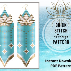 Op de afbeelding: Een digitaal downloadpatroon voor kralen oorbellen. De oorbellen zijn lang en hebben een wit lotusbloemontwerp met turquoise en gouden kralen. Het patroon heet "Brick Stitch + Fringe Pattern".