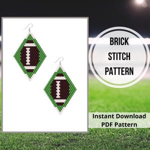 Puede incluir: Un patrón de descarga instantánea para pendientes de punto de ladrillo con cuentas que presenta un diseño de fútbol verde, blanco y marrón. El patrón es para descarga instantánea e incluye instrucciones para crear los pendientes.