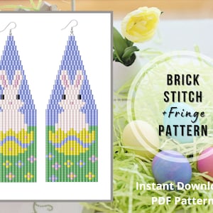 Puede incluir: Un patrón PDF imprimible para pendientes de cuentas con un conejito en un huevo de Pascua. El patrón utiliza la técnica de punto de ladrillo y flecos. Los pendientes son azules, blancos, amarillos y verdes.