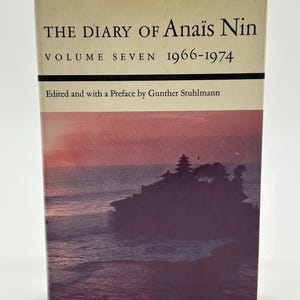 Puede incluir: Un libro de tapa dura titulado "THE DIARY OF Anaïs Nin VOLUME SEVEN 1966-1974". La portada presenta una puesta de sol sobre el océano con una silueta oscura de una isla. También se puede ver el texto "Edited and with a Preface by Gunther Stuhlmann".