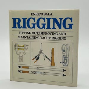 Puede incluir: Un libro titulado "Rigging" de Enrico Sala. La portada presenta el título en letras azules grandes, con el subtítulo "Fitting Out, Improving and Maintaining Yacht Rigging". Se muestran ilustraciones de componentes de aparejos.