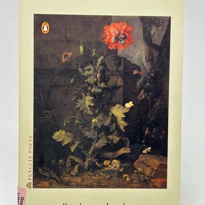 Può includere: Un libro tascabile intitolato "Trace Elements" di Barbara Jordan. La copertina presenta un dipinto di un vibrante fiore rosso e un rigoglioso fogliame verde. Il logo Penguin Poets è visibile.