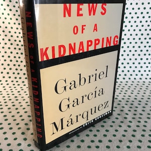First American Edition - News of a Kidnapping de Gabriel García Márquez tapa dura vintage