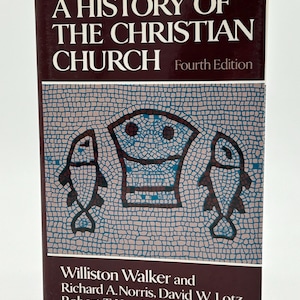 Puede incluir: Libro « A History of the Christian Church, Fourth Edition ». La portada es de color marrón oscuro con texto blanco. La portada del libro presenta un diseño de mosaico con peces y un símbolo central en azul y marrón.
