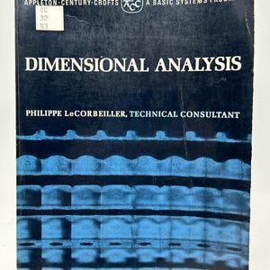 Könnte beinhalten: Ein Vintage-Buch mit dem Titel "DIMENSIONAL ANALYSIS" von Philippe LeCorbeiller. Das Cover ist dunkelblau mit weißem Text und einem blauen Muster. Das Buch hat ein Etikett mit den Nummern "32" und "B3".