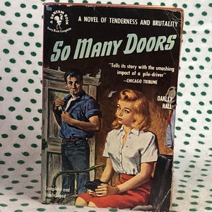 So Many Doors di Oakley Hall, un libro bantam del 1951