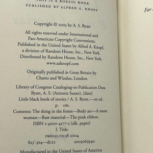 Puede incluir: P&aacute;gina de libro abierto con texto de "Little black book of stories" de A.S. Byatt. Incluye informaci&oacute;n de copyright, detalles del editor y ISBN. Publicado por Alfred A. Knopf en Estados Unidos. Primera edici&oacute;n americana.