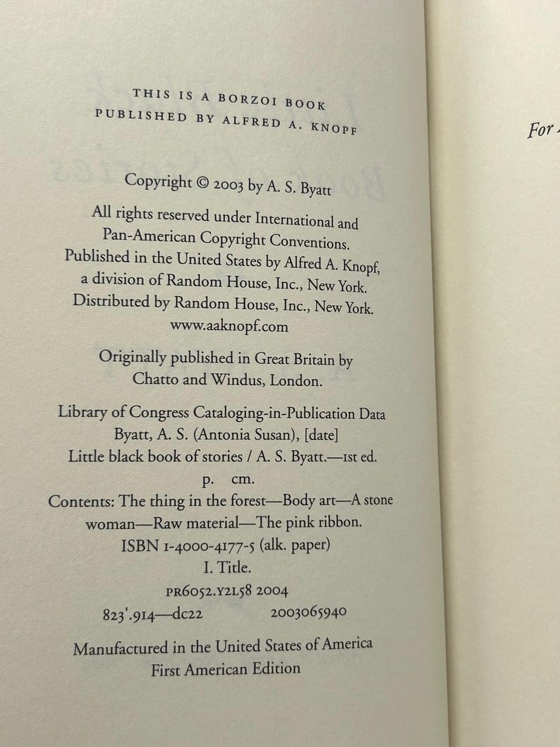 Puede incluir: P&aacute;gina de libro abierto con texto de "Little black book of stories" de A.S. Byatt. Incluye informaci&oacute;n de copyright, detalles del editor y ISBN. Publicado por Alfred A. Knopf en Estados Unidos. Primera edici&oacute;n americana.