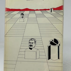 Può includere: Copertina del libro "Codeword BARBAROSSA" di Barton Whaley. La copertina presenta un design geometrico con due illustrazioni di busti e una fascia rossa in alto. Il titolo e il nome dell'autore sono stampati in nero.