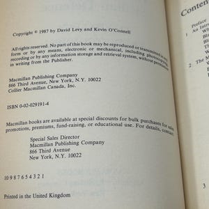 K&ouml;nnte beinhalten: Offene Buchseiten mit Text. Copyright 1987 von David Levy und Kevin O'Connell. Enth&auml;lt die Adresse der Macmillan Publishing Company in New York, NY. ISBN 0-02-029191-4. Gedruckt in Gro&szlig;britannien. Der Inhalt des Buches ist aufgef&uuml;hrt.